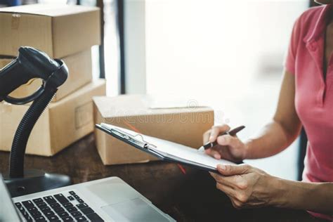 Servi O Da Entrega A Domic Lio E Mente De Trabalho Do Servi O Mulher