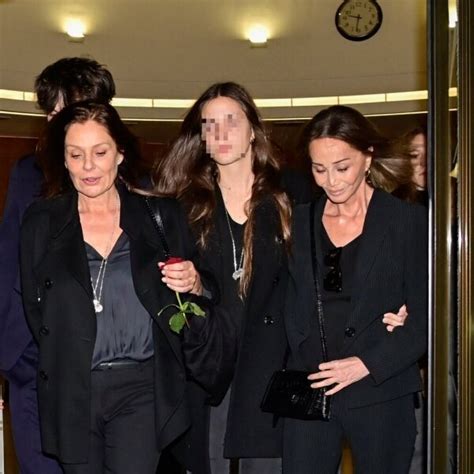 Nuria G Nzalez Con Su Hija Alma E Isabel Preysler En El Tanatorio De