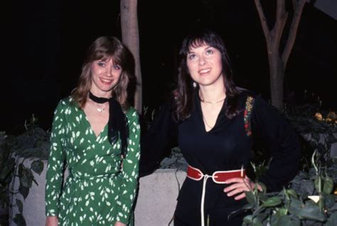 The Heart Band Sisters 33 Lovely Pics Of Ann And Nancy Wilson Together In The 1970s And 1980s