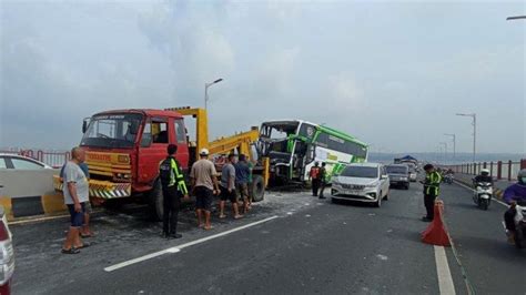 Kecelakaan Maut Di Jembatan Suramadu Bus Seruduk Truk Pasir Dari