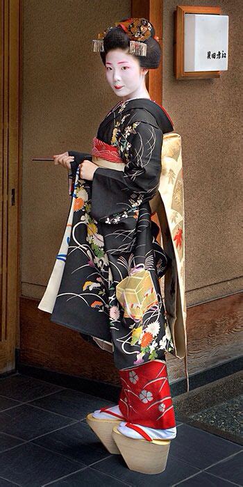 Geisha Girl Wearing Outfit And Shoes Donne Giapponesi Abiti