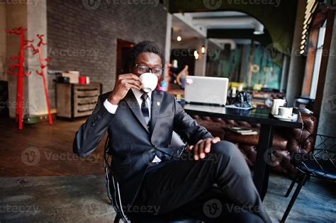 homme d affaires afro américain portant un costume noir et des lunettes