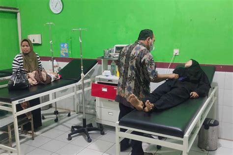 Warga Yang Keracunan Setelah Santap Makanan Di Acara Resepsi Pernikahan