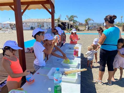 Bañistas de Torreguadiaro y Cala Sardina aprenden con el programa