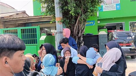 Penuh Haru Para Siswi SMK Lingga Kencana Sambut Jenazah Korban