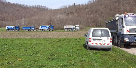 Zapo Eli Radovi Na Asfaltiranju Lokalnog Puta U Selu Mraovo Polje