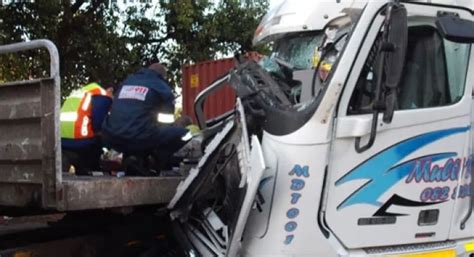 Kronologi Kecelakaan Truk Vs Avanza Hari Ini Di Jembatan Sungai Datar