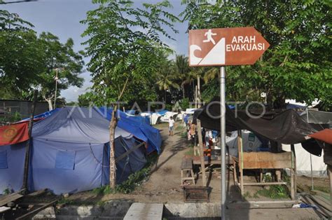 RAMBU JALUR EVAKUASI BENCANA TSUNAMI ANTARA Foto