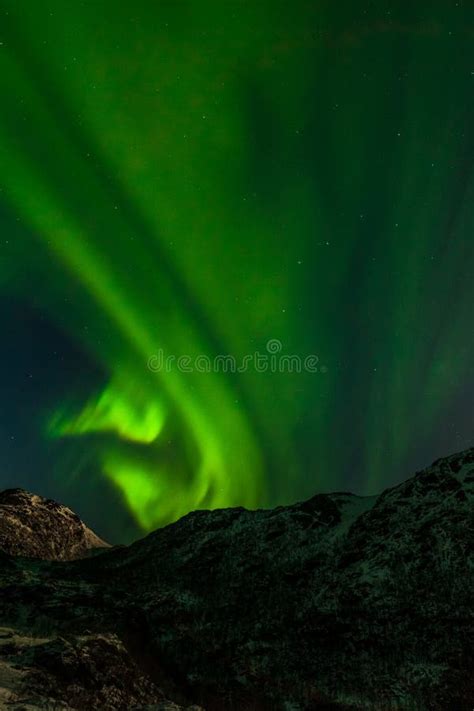 Luces Polares Asombrosas Aurora Boreal Sobre Las Monta As En El Norte