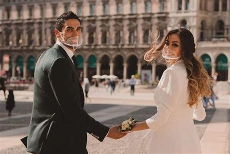 Giorgia Palmas Sposa Con La Mascherina La Dolce Foto Del Matrimonio Ai