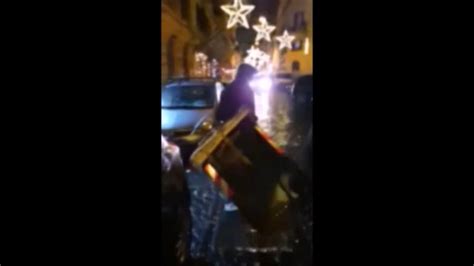 Video Carabiniere Aggredito Da Incappucciati A Trastevere