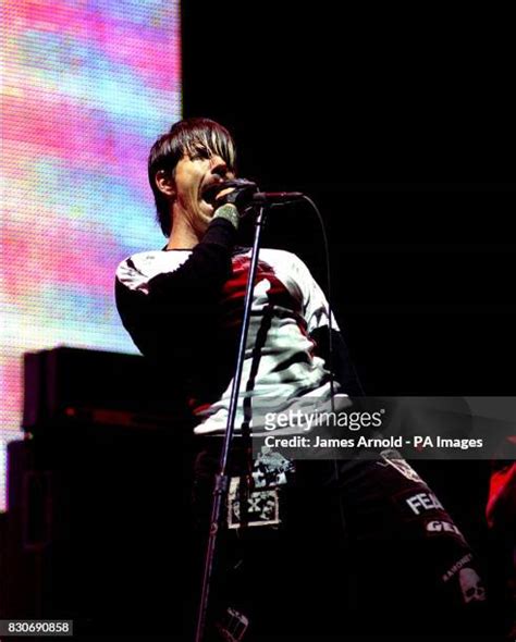 Anthony Kiedis 2001 Photos And Premium High Res Pictures Getty Images