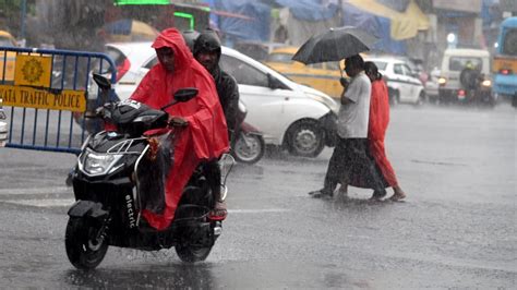 Weather Updates সকাল থেকেই বৃষ্টি গরম কমলেও আর্দ্রতাজনিত অস্বস্তি থাকবে Kolkata Weather