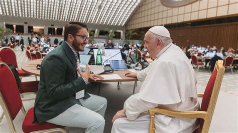 Il Papa Firma Una Giustificazione Al Pi Giovane Membro Del Sinodo