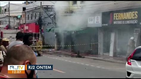 Incêndio atinge galpão de mercado no bairro Três Poços em Volta