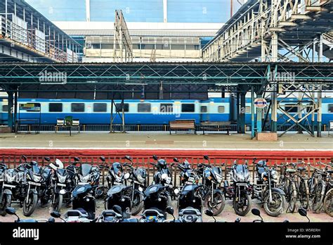 Goregaon Railway Station Mumbai Maharashtra India Asia Stock Photo Alamy