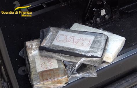 Messina Sul Minivan Una Coppia Con Sei Bambini E 3 6 Kg Di Cocaina