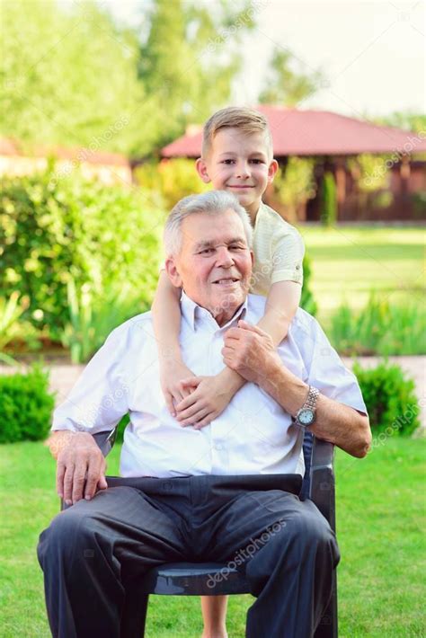 Retrato del abuelo feliz y los niños lindos 2022