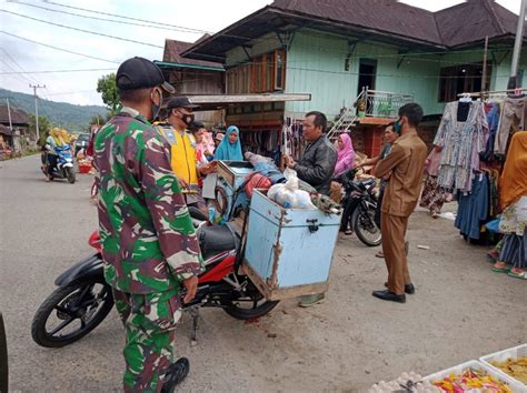 Babinsa Koramil 403 11 Pulau Beringin Bersama Polsek Laksanakan Prokes