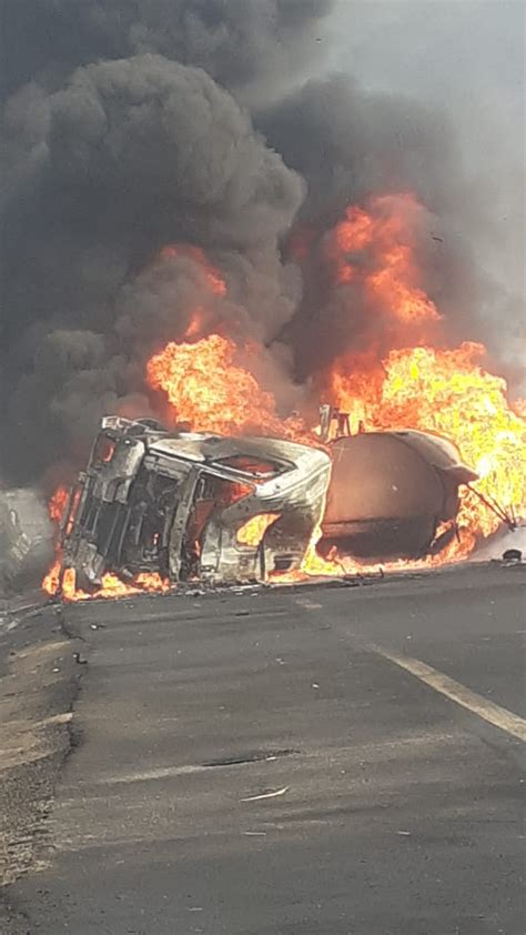 Carreta Pega Fogo E Motorista Morre Na BR 040 Em Areal Sentido Juiz