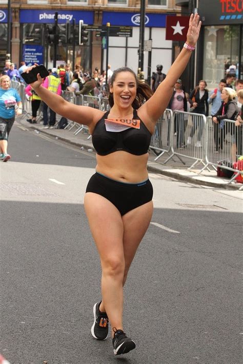 Em Londres modelos plus size participam de corrida de 10km só de