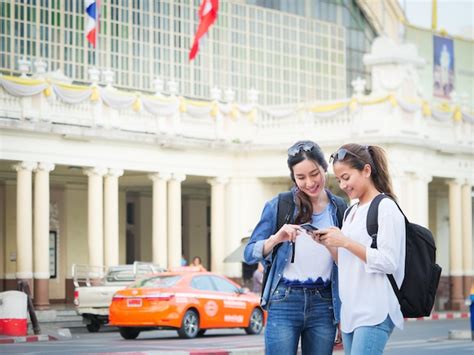 Premium Photo Asian Woman Traveling With Mobile Phone