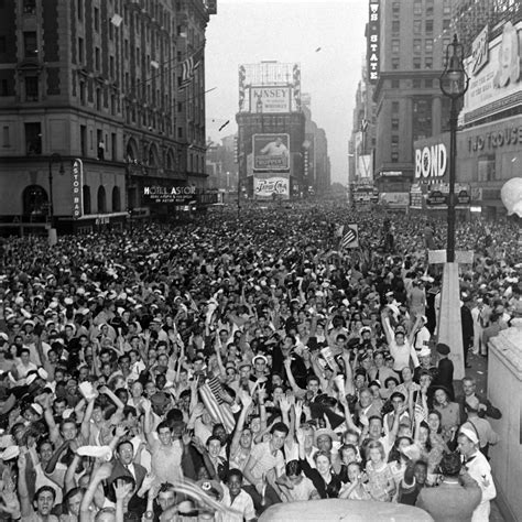 V J Day Kiss In Times Square Go Behind The Lens Of That Famous Photo