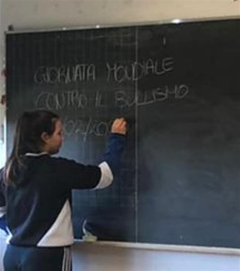 Un Nodo Blu Contro Bullismo E Cyberbullismo A Scuola La Scuola Fa Notizia