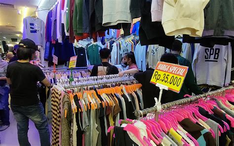 Melesunya Perdagangan Baju Bekas Di Pasar Senen