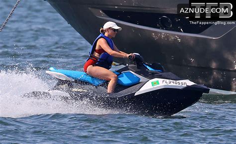 Scarlett Johansson Sexy Seen Flaunting Her Hot Figure Wearing A Red