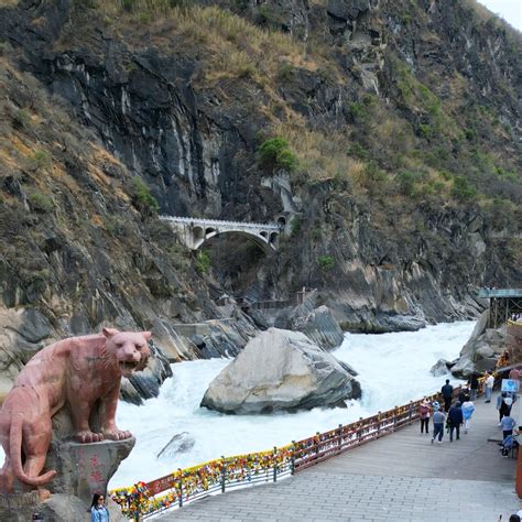 云南旅游虎跳峡景区标志建筑游客拍照航拍实拍视频免费下载mov格式2160像素编号69310812 千图网