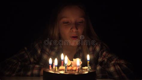 Fiesta De Cumpleaños De Niños Soplando Velas En La Celebración Del