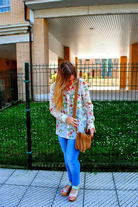 Un Look Con Camisa De Flores Para Un Estilo Rom Ntico Outfits Con