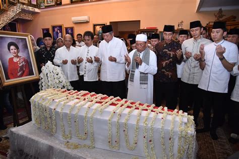 Presiden Jokowi Dan Ibu Iriana Melayat Ibu Ani Yudhoyono Sekretariat