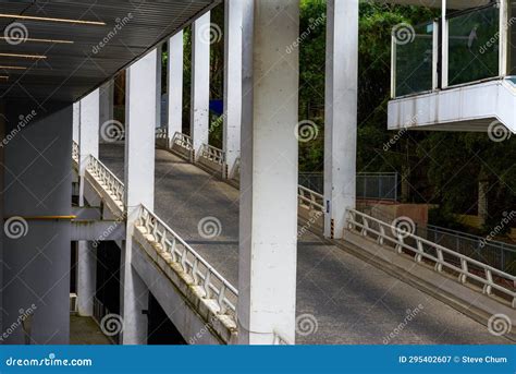 Pasos Elevados Y Puentes Peatonales En La Ciudad Imagen De Archivo