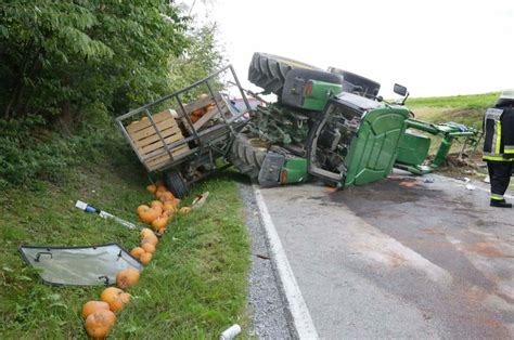 Kraiburg Fotos vom Unfall mit Traktorgespann auf Straße bei Oberneukirchen