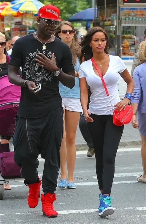 Photos Mario Balotelli à Peine Fiancé à Fanny Neguesha Cest Déjà Compliqué Public