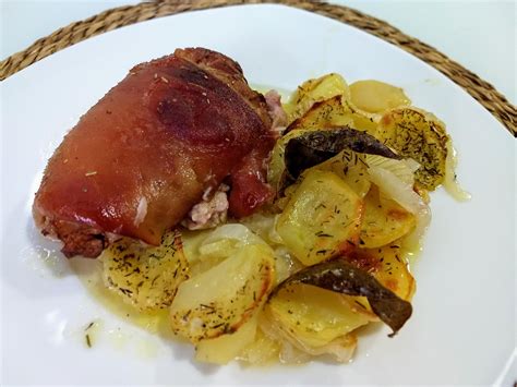 Codillo De Cerdo Con Patatas Al Horno Commememucho