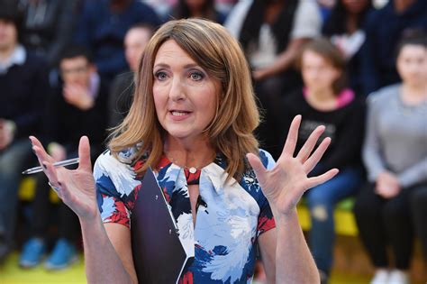 Victoria Derbyshire Praised For Writing Domestic Abuse Helpline On Her Hand