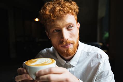 Retrato De Joven Guapo Con Barba Pelirroja En Camisa Blanca Con Taza De