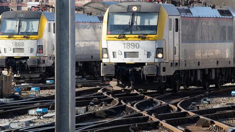 Un Navetteur Brise La Vitre Dun Train Et Se Jette Sur Les Voies à