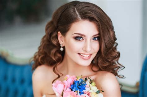 Hermosa Joven Novia Con Maquillaje De Boda Y Peinado Interior Retrato