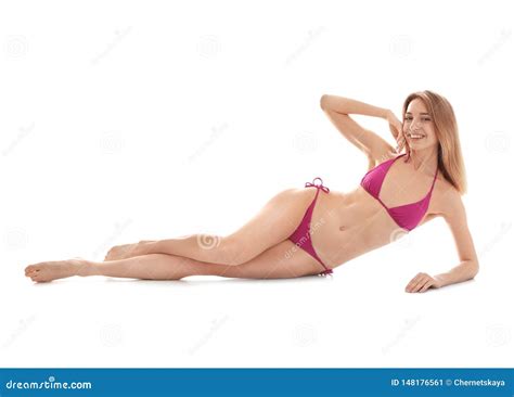 Jeune Femme Mince Dans Le Bikini Sur Le Blanc Fuselage Parfait Image Stock Image Du Lifestyle