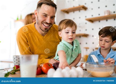 Familia Feliz Preparando Comida Saludable Juntos En La Cocina Foto De