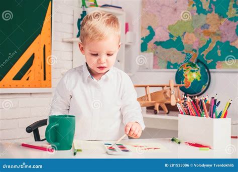 Crian As Felizes Da Escola Na Aula Crian A Se Prepara Para A Escola