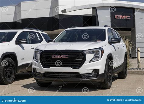 Gmc Acadia Suv Display At A Dealership Gmc Offers The Acadia In Sle