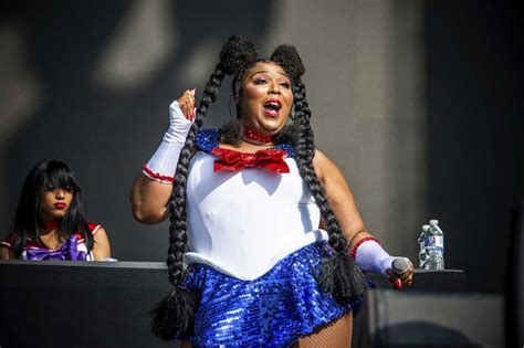 Lizzo Wallpapers 20 Images Wallpapercat