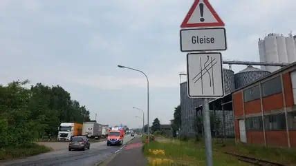 Posener Straße in Lübeck Radfahrerin stürzt auf Bahnschienen