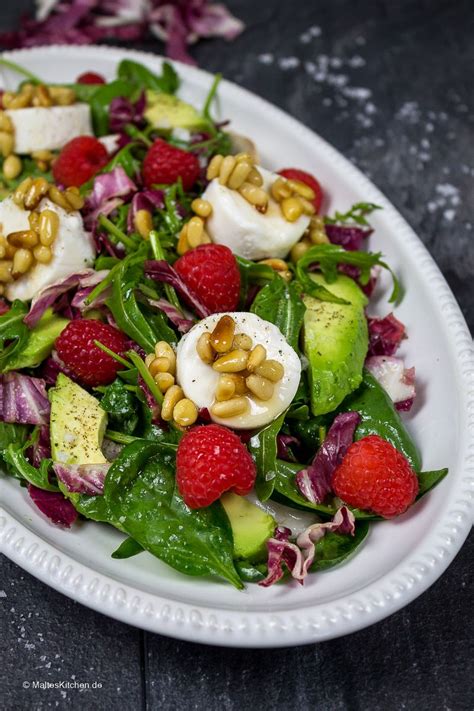 Gemischter Blattsalat mit Avocado Ziegenfrischkäse Himbeeren