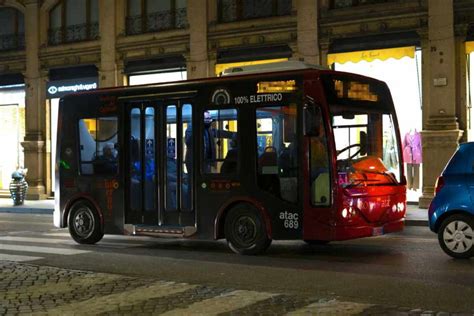 Roma Bus Atac Travolge Un Pedone Grave Un Enne